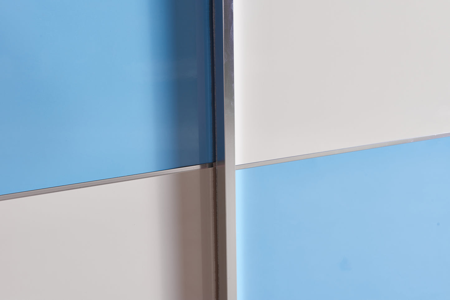 تشيستر - خزانة ملابس ذات بابين منزلقين باللون الأبيض + اللون الأزرق